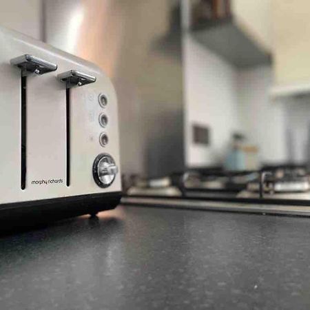 2 Bed Self Contained Apartment Wrexham Ngoại thất bức ảnh