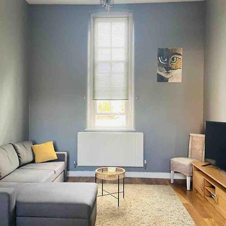 2 Bed Self Contained Apartment Wrexham Ngoại thất bức ảnh