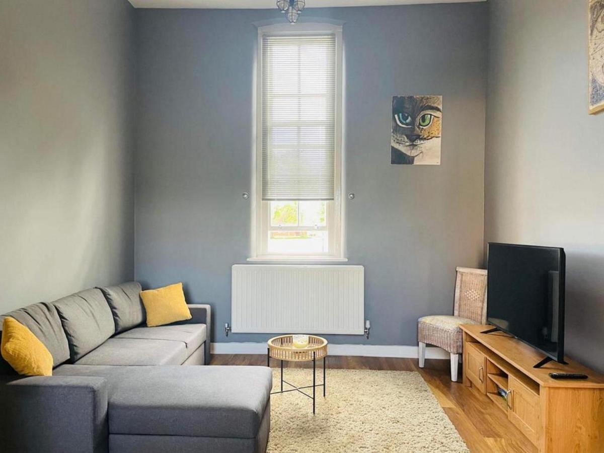 2 Bed Self Contained Apartment Wrexham Ngoại thất bức ảnh