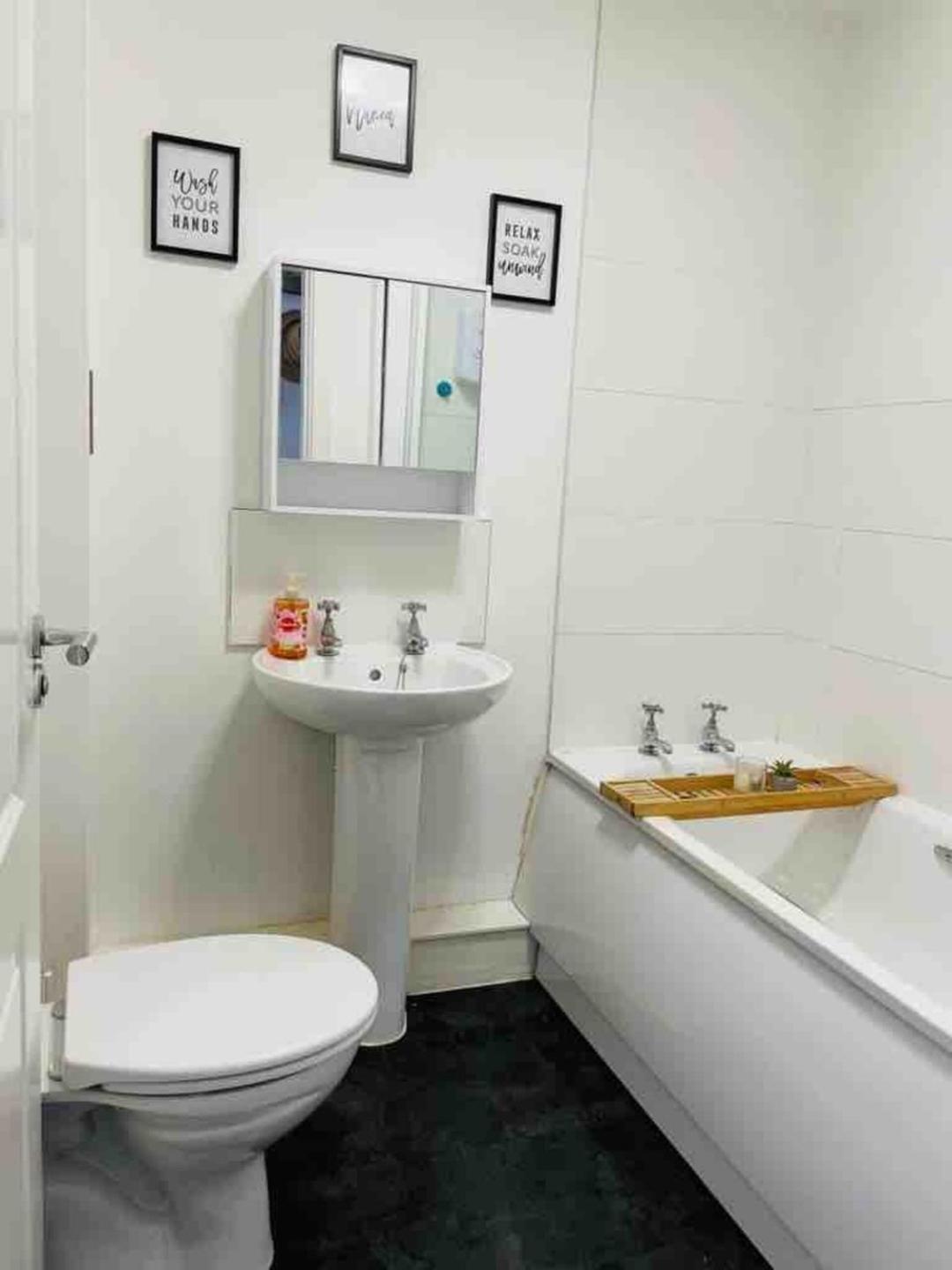 2 Bed Self Contained Apartment Wrexham Ngoại thất bức ảnh
