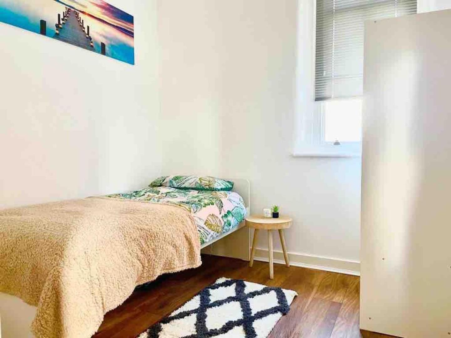 2 Bed Self Contained Apartment Wrexham Ngoại thất bức ảnh