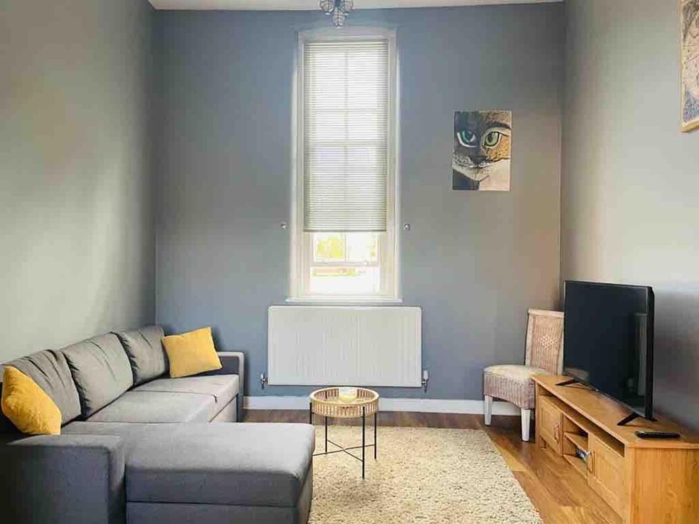2 Bed Self Contained Apartment Wrexham Ngoại thất bức ảnh