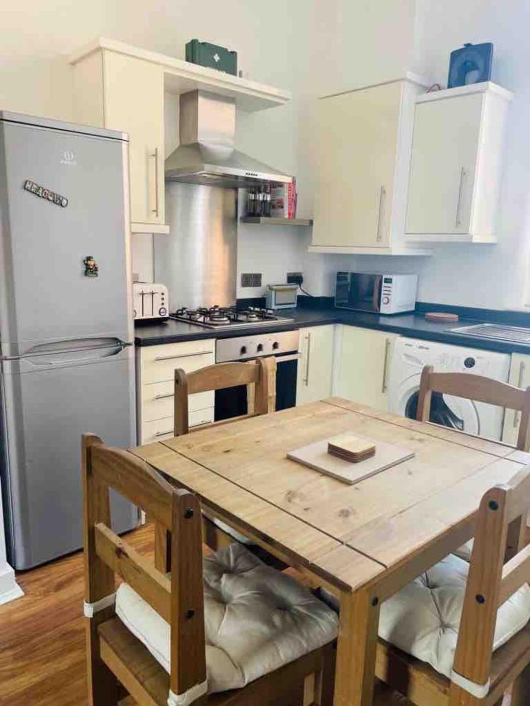 2 Bed Self Contained Apartment Wrexham Ngoại thất bức ảnh